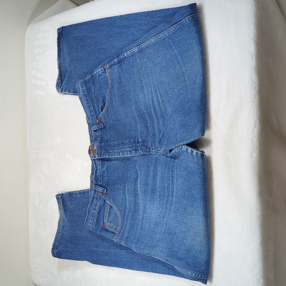 Wrangler relaxed jeans 38 x 32 EUC
